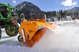 Das Bild zeigt eine Schneeräumvorrichtung der Firma matev GmbH