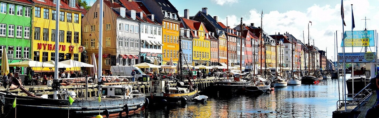 Das Bild zeigt den Nyhavn, einen zentral gelegenen Hafen in Kopenhagen.