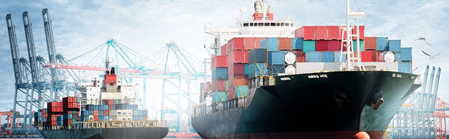 Das Bild zeigt ein Containerschiff.