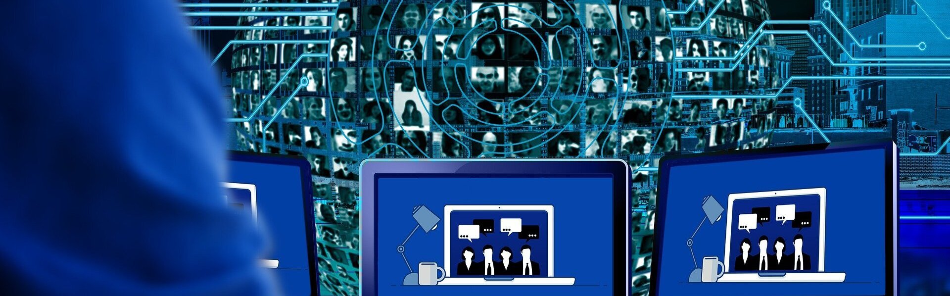 Das Bild zeigt eine Person vor mehreren Bildschirmen, die an einer Videokonferenz teilnimmt. Im Hintergrund sieht man eine Weltkugel mit Bildern verschiedener Personen.