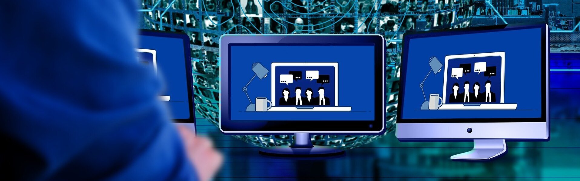 Das Bild zeigt eine Person vor mehreren Bildschirmen, die an einer Videokonferenz teilnimmt. Im Hintergrund sieht man eine Weltkugel mit Bildern verschiedener Personen.