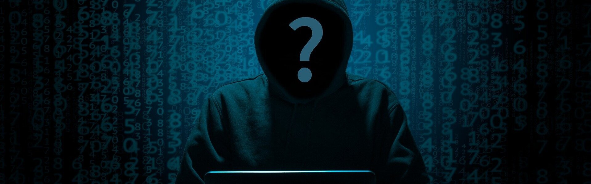Das Bild zeigt die Silhouette eines Hackers vor einem Laptop. Die Person ist nicht zu erkennen. Auf ihrem Gesicht befindet sich ein Fragezeichen.