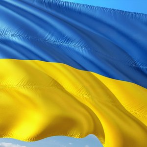 Das Bild zeigt die gelb-blaue Flagge der Ukraine.