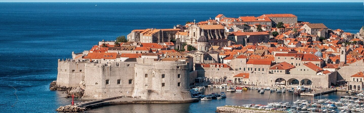 Das Bild zeigt die Stadtmauer von Dubrovnik in Kroatien.
