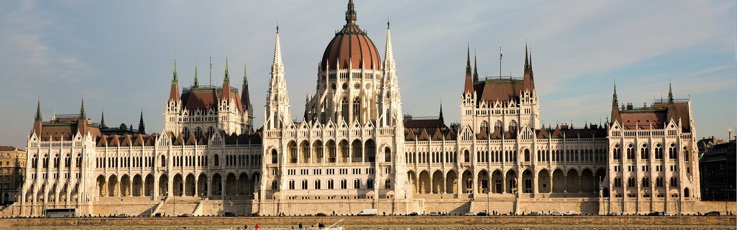 Das Bild zeigt das Parlamentsgebäude in Budapest.