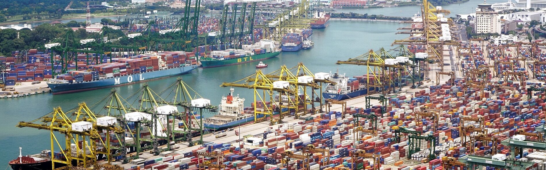 Das Bild zeigt einen Containerhafen.