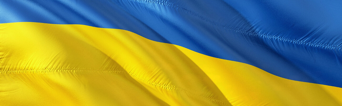 Das Bild zeigt die gelb-blaue Flagge der Ukraine.