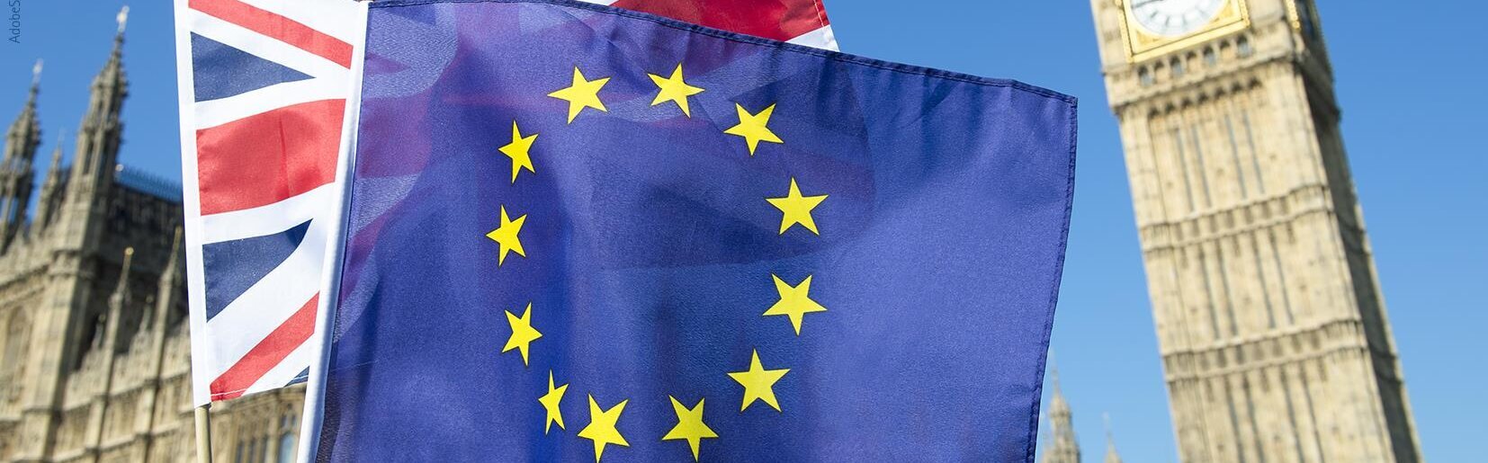 Das Bild zeigt den Big Ben und die englische und EU Flagge