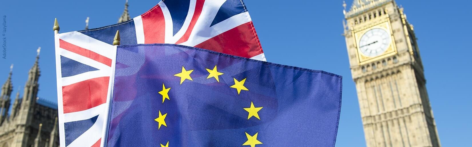 Das Bild zeigt die EU und England Flagge