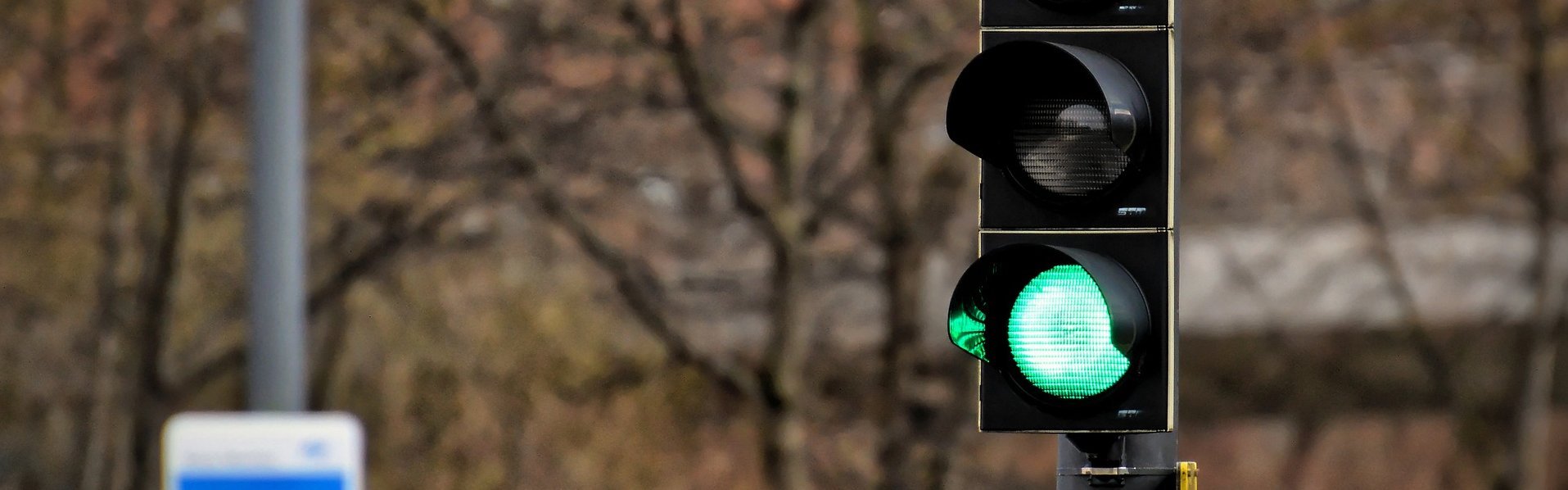 Das Bild zeigt eine grüne Ampel.