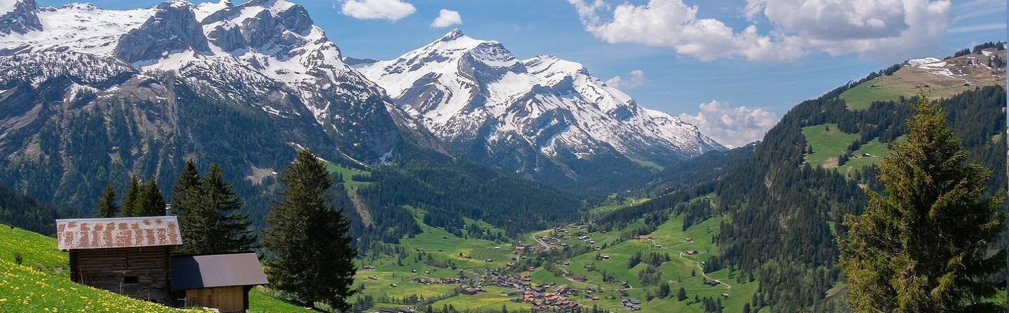 Das Bild zeigt eine Bergkulisse mit einer Hütte in der Schweiz.