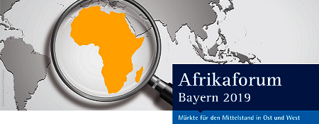 Titelbild des Afrikaforums Bayern 2019. Afrika ist vergrößert durch eine Lupe zu sehen und gelb eingefärbt.