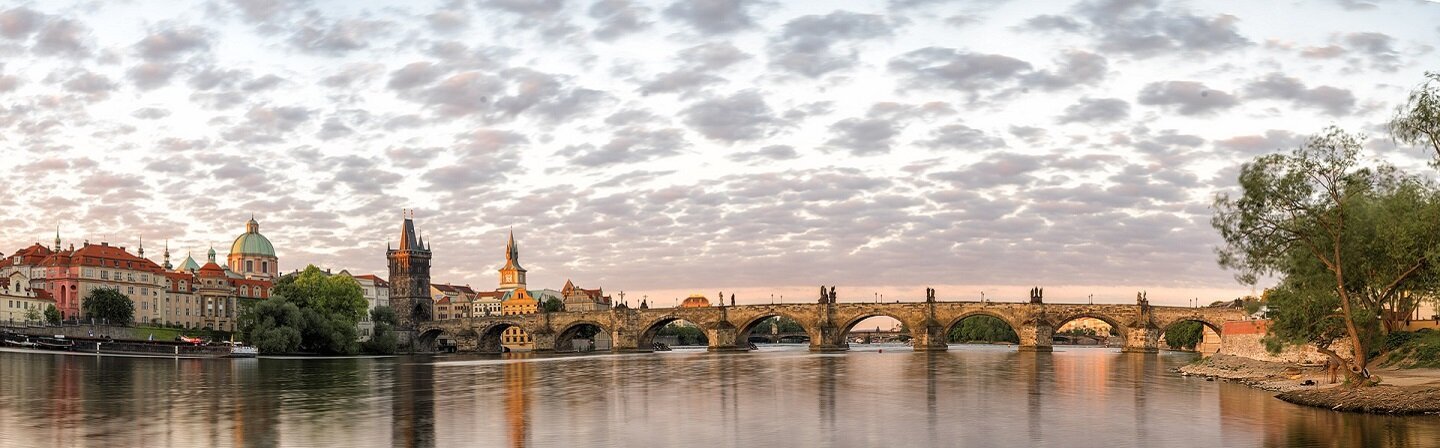Das Bild zeigt die Prager Karlsbrücke in Tschechien