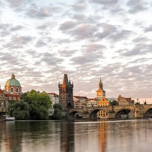 Das Bild zeigt die Prager Karlsbrücke in Tschechien
