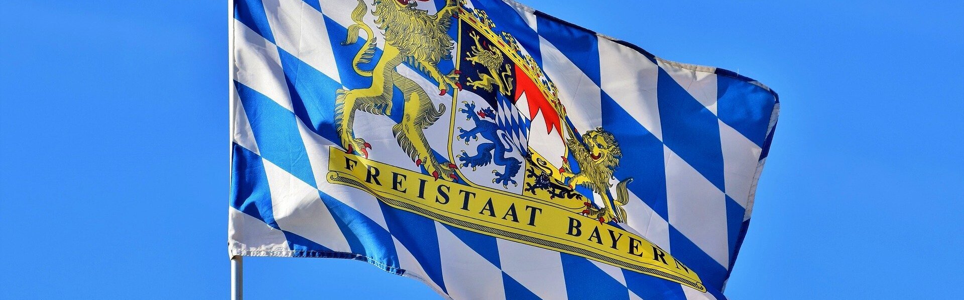 DAs Bild zeigt Bayerns Flagge