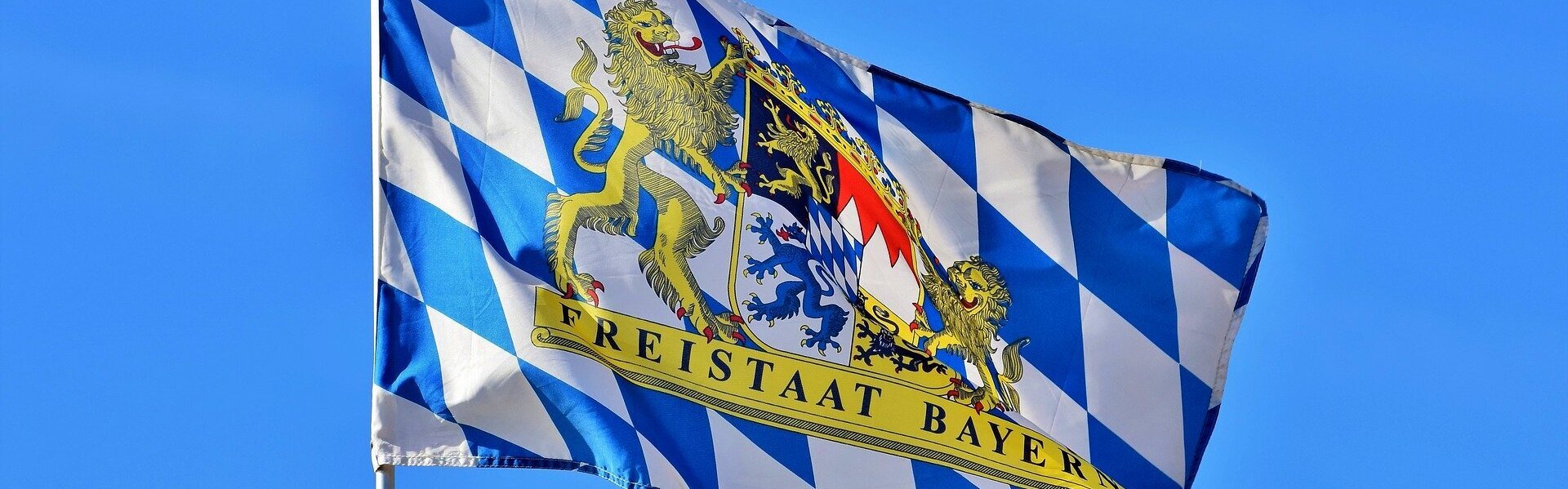 DAs Bild zeigt die Flagge Bayerns