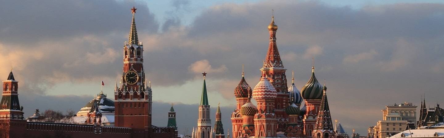 Auf dem Bild ist eine russische Kirche zu sehen.