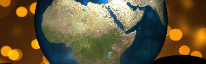 Das Bild zeigt eine Weltkugel, die auf einer Hand liegt. Der afrikanische Kontinent zeigt nach vorn.