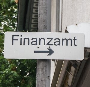 Das Bild zeigt ein Schild mit der Aufschrift "Finanzamt".