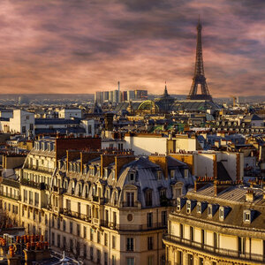 Das Bild zeigt eine Stadtansicht von Paris mit dem Eiffelturm.