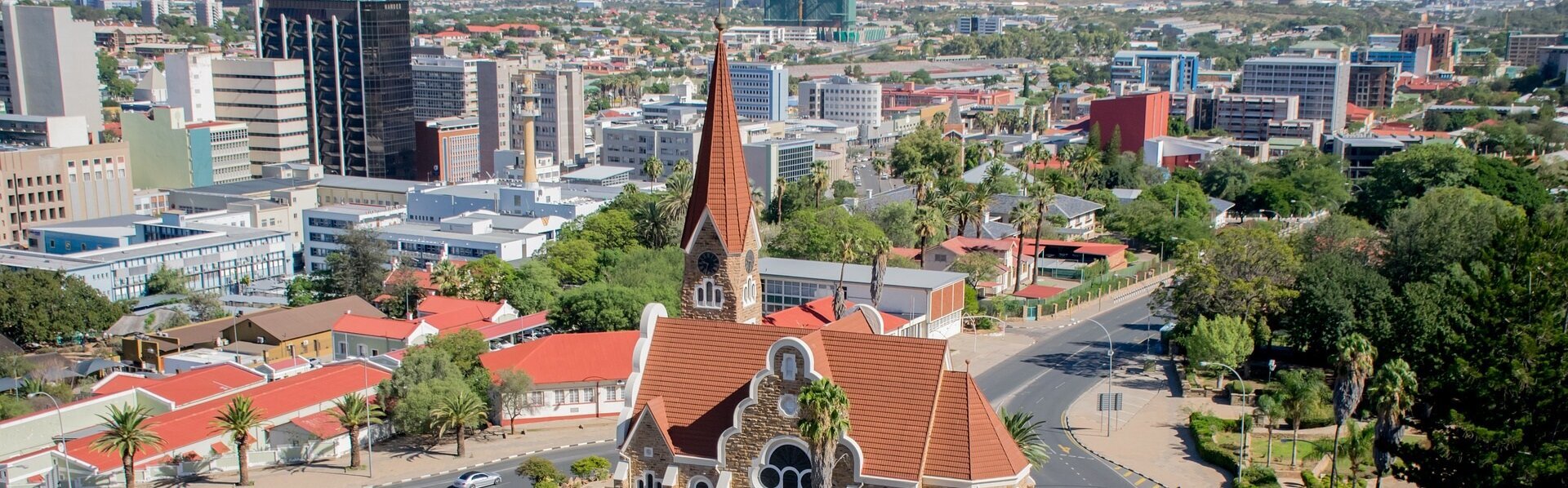 Das Bild zeigt ein Stadtansicht von Windhoek in Namibia.