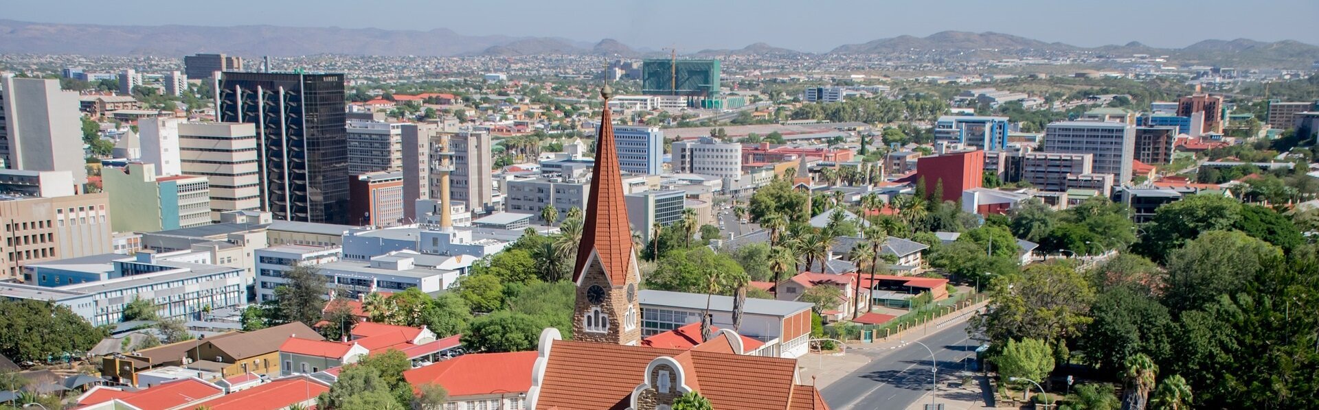 Das Bild zeigt ein Stadtansicht von Windhoek in Namibia.