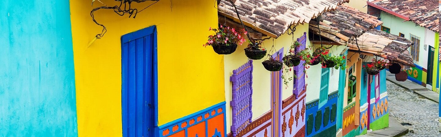 Das Bild zeigt Häuser in Kolumbien.