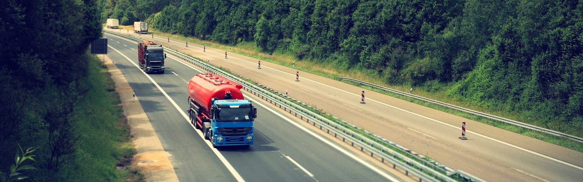 Das Bild zeigt LKWs auf einer Autobahn.