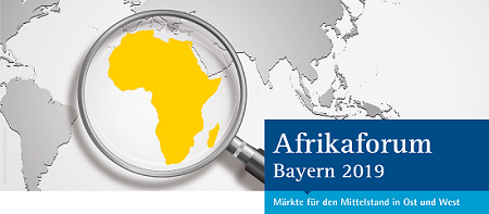 Titelbild des Afrikaforums Bayern 2019. Afrika ist vergrößert durch eine Lupe zu sehen und gelb eingefärbt.