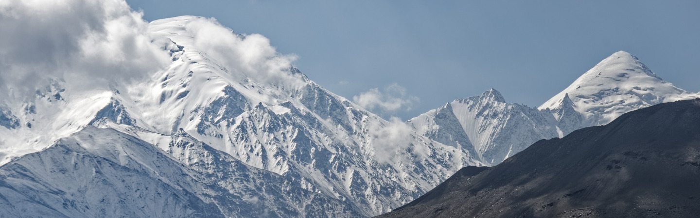 Das Bild zeigt einen Gebirgszug des Pamir in Zentralasien.