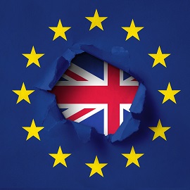 Das Bild zeigt eine Europaflagge, durch die die Flagge des Vereinigten Königreichs hindurchbricht.