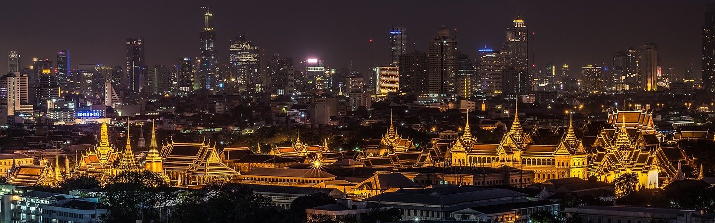 Das Bild zeigt die Skyline von Bangkok mit dem Großen Palast