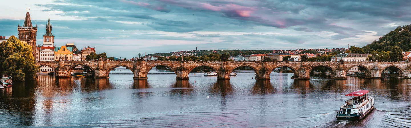 Das Bild zeigt die Karlsbrücke in Prag.
